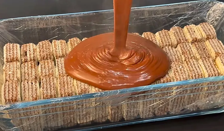 Ułóż wafelki w foremce i zalej tą masą. Nie znam prostszego przepisu na ciasto bez pieczenia
