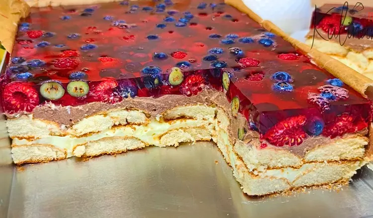 Jest pełne świeżych owoców i nie wymaga pieczenia. Ciasto "Lodowiec" to hit sezonu
