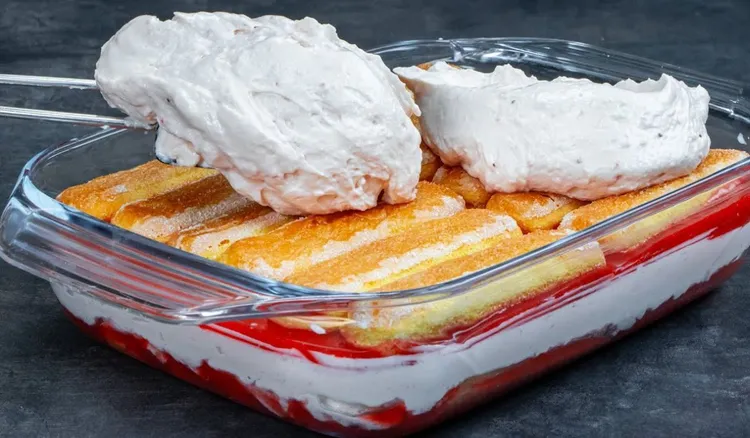 Tiramisu z truskawkami to przebój wśród ciast. Jest tak dobre, że mogłabym je jeść na okrągło