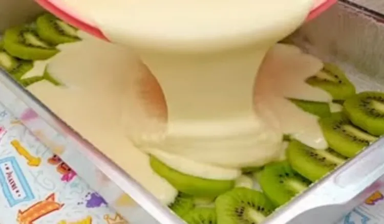 Ułóż kiwi i zalej tą masą. To najlepsze ciasto, jakie jadłam