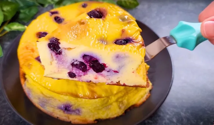To ciasto piekę w każdy weekend. Głównym składnikiem jest jogurt i borówki