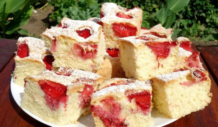 Przepis na to ciasto mam z notesiku babci. Robię je zawsze w sezonie, najlepsze jest ze świeżych truskawek