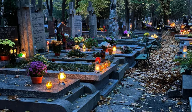 Bezwzględne zakazy na cmentarzu. Możesz zapłacić surowy mandat