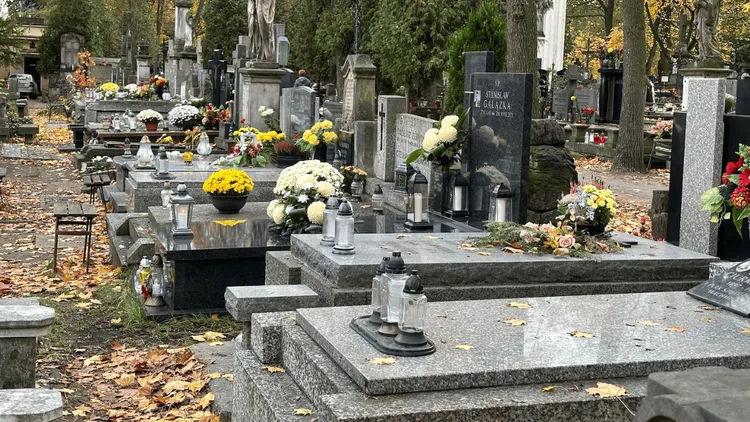 Polaków nie stać na pogrzeb, a będzie drożej. Politycy się kłócą, kwota zasiłku stoi w miejscu 