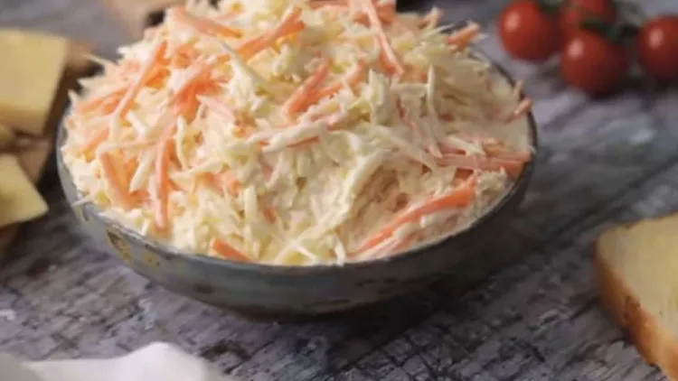 Weź marchewkę i kapustę i zalej tym sosem. Domowy coleslaw wyjdzie o wiele lepszy niż w KFC