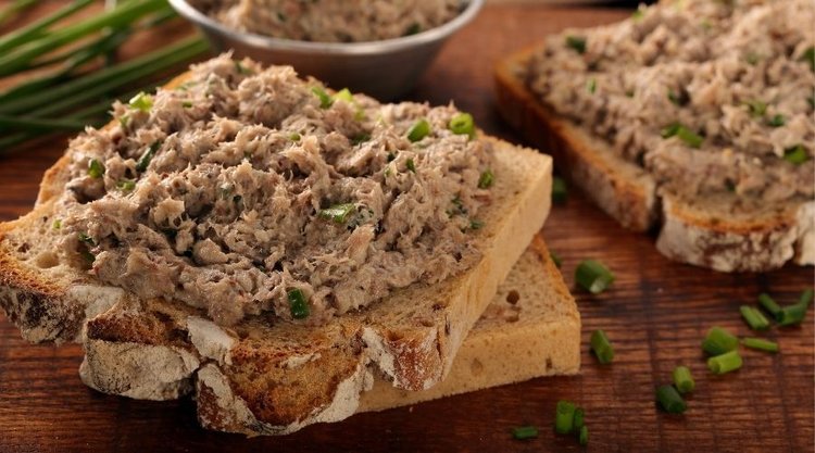 Pasta kanapkowa ze szprotek, jajka i ogórków kiszonych