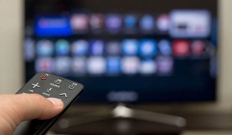 Jak podłączyć telefon do telewizora? Sposoby na udostępnianie ekranu