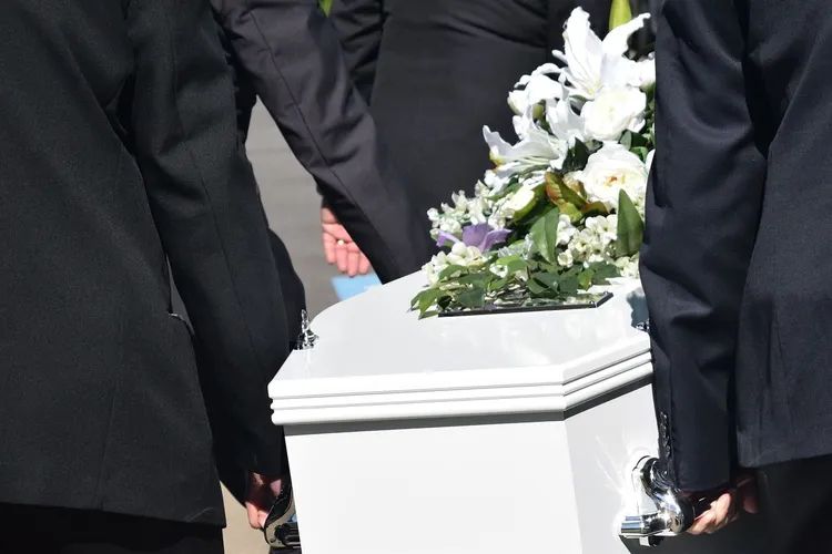 Jak dostać emeryturę po zmarłym? Trzeba spełnić te warunki