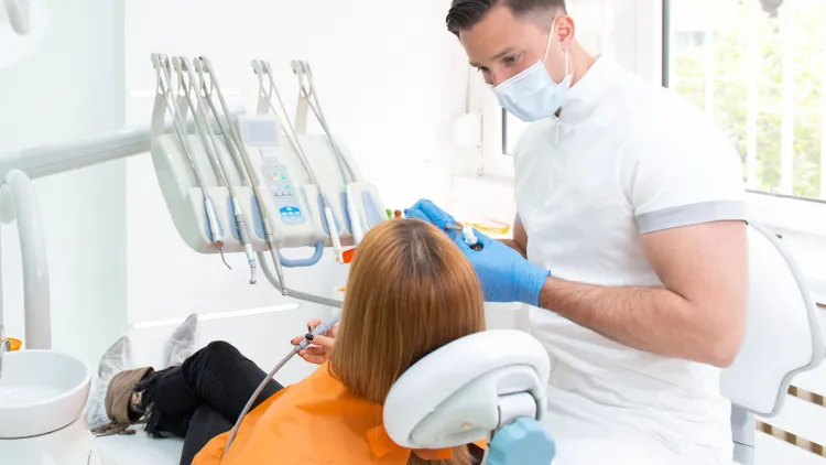 Wizyta u dentysty za "grosze". To tam Polacy jeżdżą leczyć zęby. MSZ jednak ostrzega