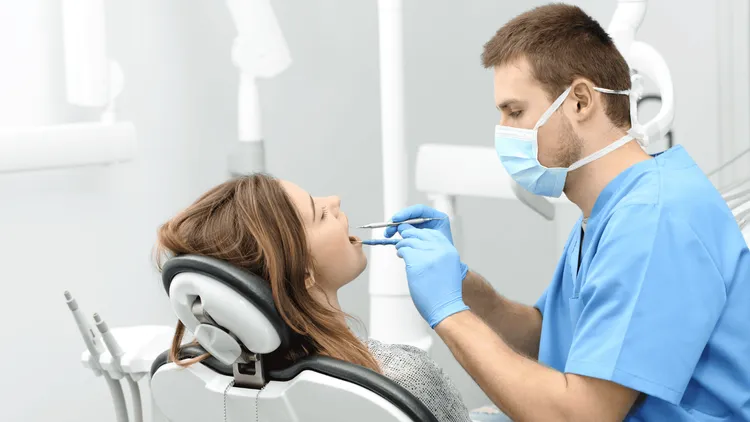 600 plus na dentystę w 2025 roku. Jak skorzystać z pełnej puli świadczeń NFZ?