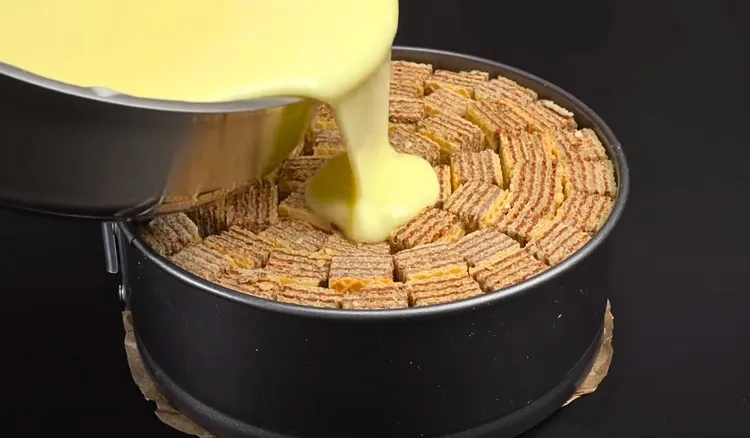 Ułóż wafelki w foremce i zalej tą masą. Ten deser robię w chwilę, mógłbym go jeść codziennie