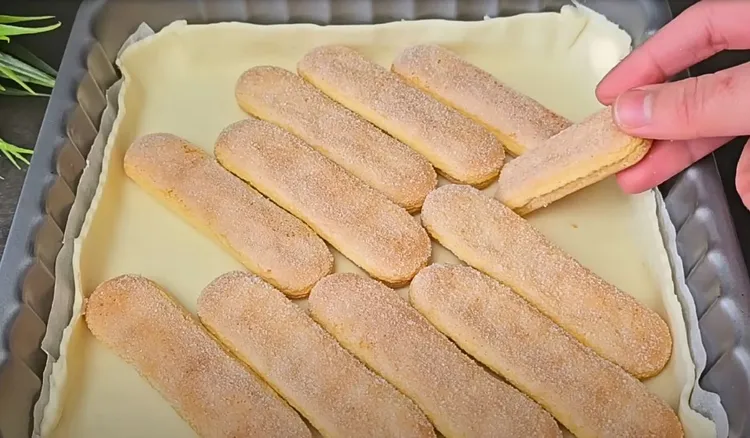 Weź ciasto francuskie i ułóż na nim biszkopty. Ten deser to hit w moim domu