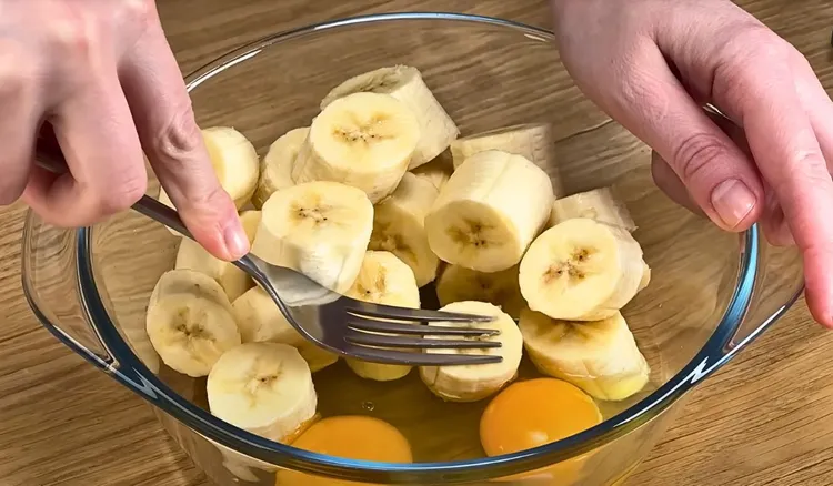Pokrój banana, dodaj jajka i rozgnieć widelcem. Ten deser to hit w moim domu