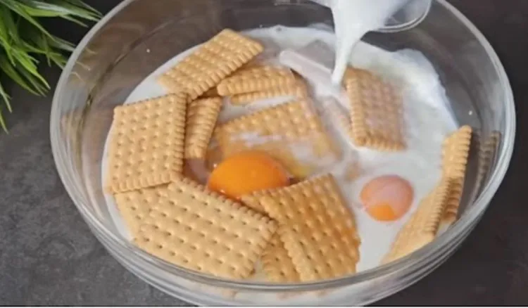 Wlewam mleko i jajka do herbatników i odpalam blender. Ten deser to hit w moim domu