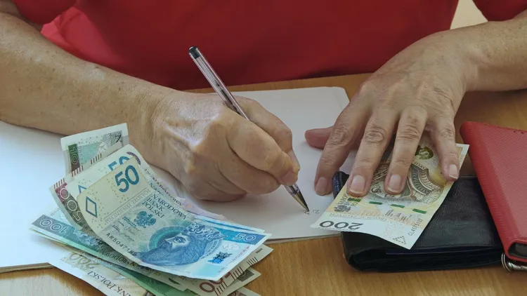 Dodatkowe świadczenie przed emeryturą. Takie warunki trzeba spełnić