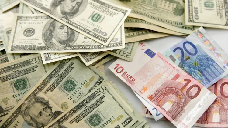 Dolar i euro zachowują się w zaskakujący sposób. Dla Polaków to może być ważny sygnał