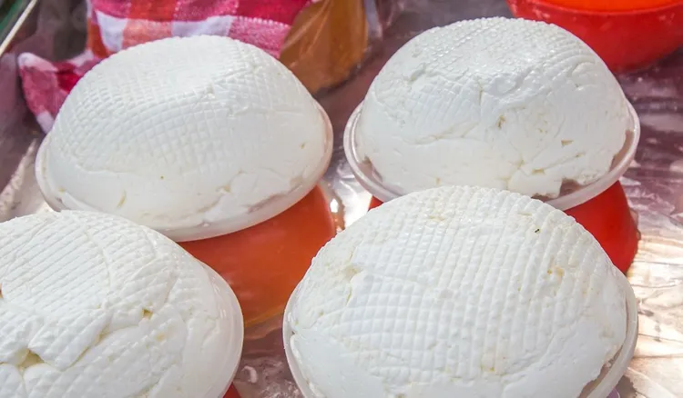 Wymieszaj jogurt z solą i wstaw do lodówki. Następnego dnia przetrzesz oczy ze zdumienia