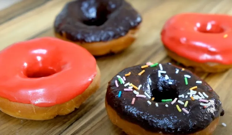 W Tłusty Czwartek cała rodzina czeka na amerykańskie pączki. Są bardzo proste, dzieci je uwielbiają
