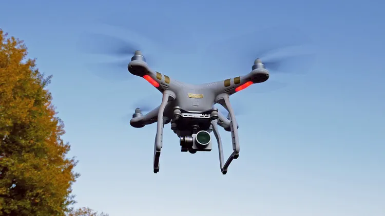 Policja przeszukuje siedziby sprzedawców dronów. Jest komunikat o tajemniczych "sygnałach"