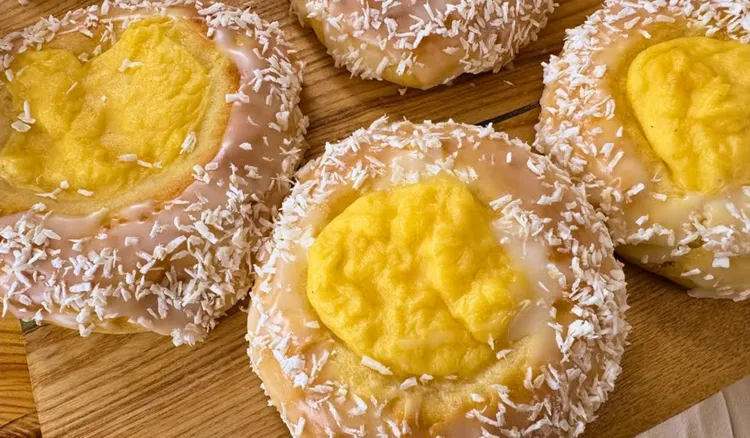 Takie drożdżówki z budyniem zrobię na majówkę. Nikt się im nie oprze na deser po grillu