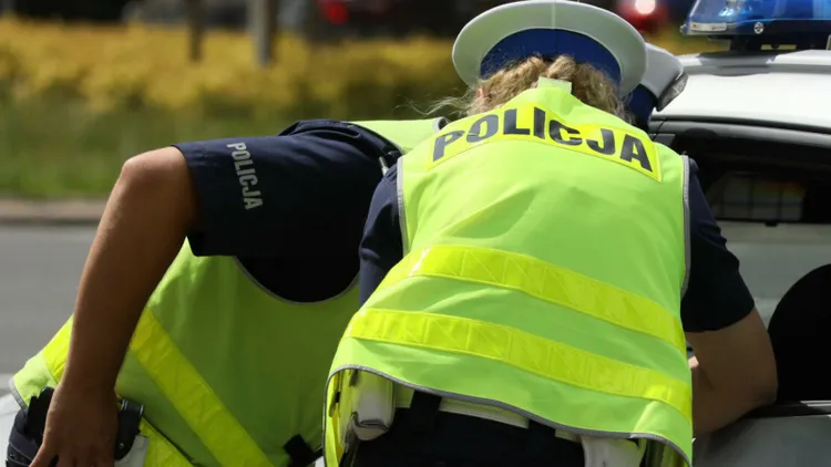 Kierowca nie przyjął mandatu po poradzie AI. Sąd nałożył znacznie wyższą karę
