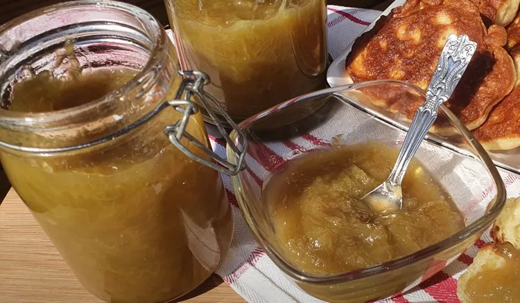 Co roku o tej porze robię dżem z rabarbaru. Do naleśników i racuchów nie ma niczego lepszego