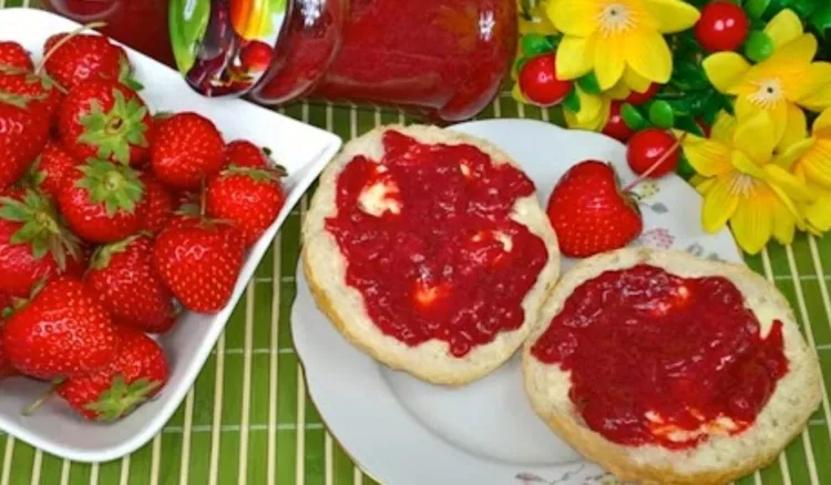 Ten przepis na dżem z truskawek dostałam od babci. Nie ma w nim grama cukru