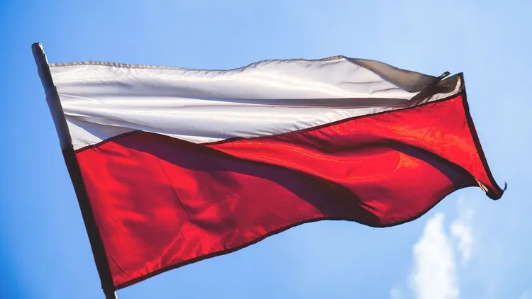 Polacy masowo pakują walizki, kierunek jest tylko jeden. Zachód przestaje kusić