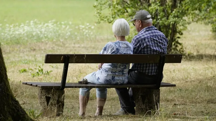 Emeryci otrzymają pieniądze wcześniej. Listonosze chcą zdążyć przed powodzią