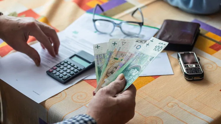 Wcześniejsza emerytura dla urodzonych przed 1969 r. Takie warunki trzeba spełnić