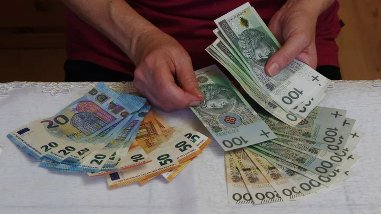 Euro zamiast złotego? UE wyczekuje decyzji Polski. Minister finansów jednoznacznie