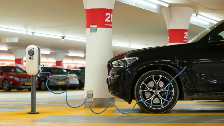 Koniec prerogatyw dla elektryków. Buspasy i darmowe parkingi były w tej układance "kluczowe"