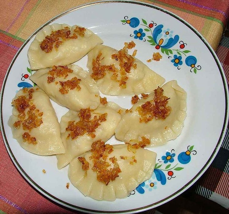 Czym można zastąpić wodę w cieście na pierogi?