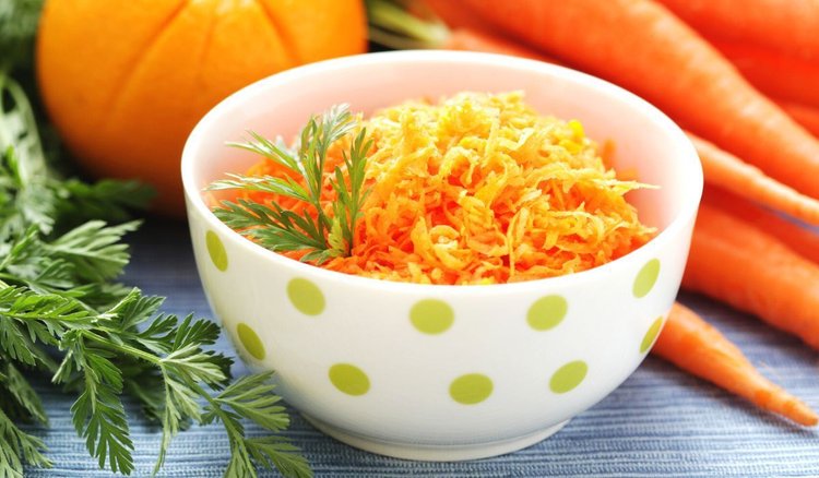 Pyszna surówka z marchewki i jabłka. Pikanterii dodaje jej 1 popularny produkt