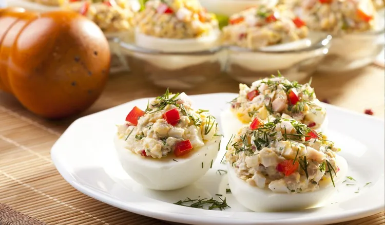 Przepis na te jajka faszerowane mam od koleżanki. Są tak smaczne, że podam je też na Wielkanoc