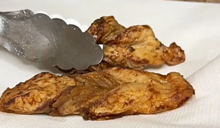 Nacinam, namaczam i smażę na złoty kolor. Faworki z karpia to coroczny hit