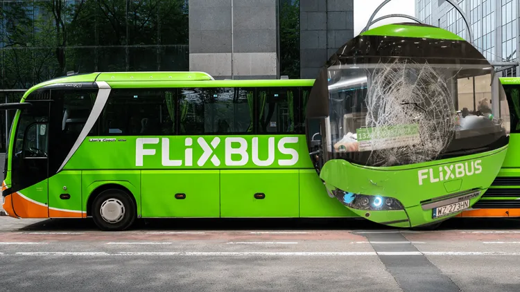 "Dopalę i jedziemy dalej". Pęknięta szyba nie zatrzymała kierowcy. FlixBus wezwany do wyjaśnień