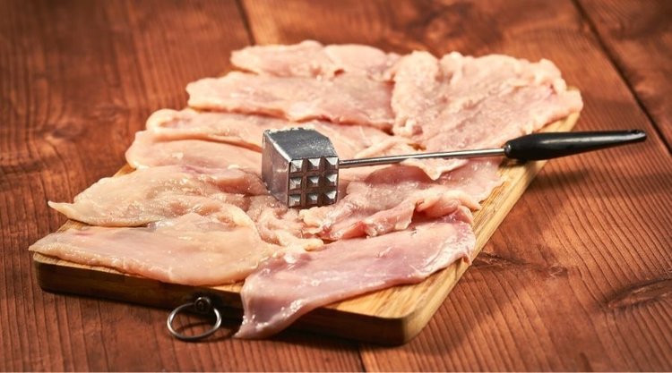 Którą stroną tłuczka najlepiej rozbijać mięso? Wyjaśniamy czym się różnią