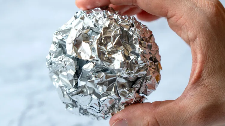 Zimą zawsze chowam kulkę folii aluminiowej w kieszeni kurtki. Pomaga mi każdego dnia