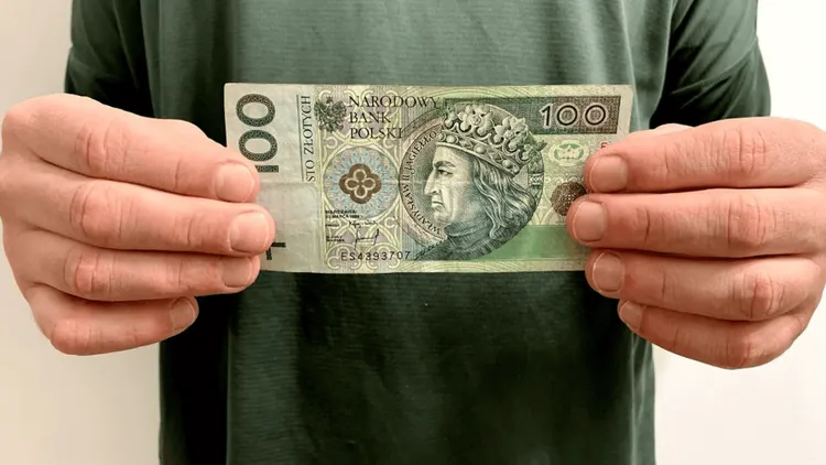 ZUS rozpoczął wypłaty pieniędzy dla grupy Polaków. Nawet do 4 tysięcy złotych
