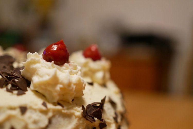 Bezowy tort Pavlova z kremem i wiśniami