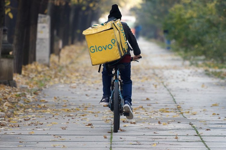 Glovo na celowniku UOKiK. Firmie zarzucono wprowadzanie konsumentów w błąd, grozi za to wysoka kara