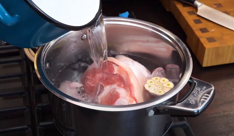 Wrzuć to mięso do garnka z golonką i zagotuj. Strzelczyk pokazał przepis na najlepszy przysmak sprzed lat