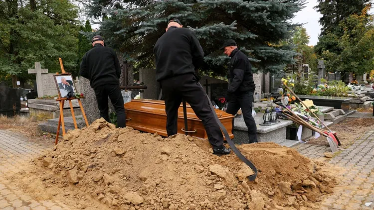 Tyle w tym roku zarobi grabarz. Kwota może zaskoczyć