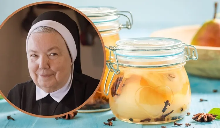 Siostra Anastazja pakuje gruszki do słoików i wlewa tę zalewę. Są najlepsze do mięs 