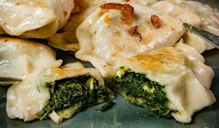Pierogi razowe ze szpinakiem i twarogiem. Zachwycają oryginalnym smakiem