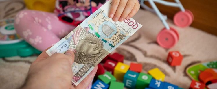 Polacy nie zwlekają z 500 plus. 1,5 mln wniosków już czeka w bazie