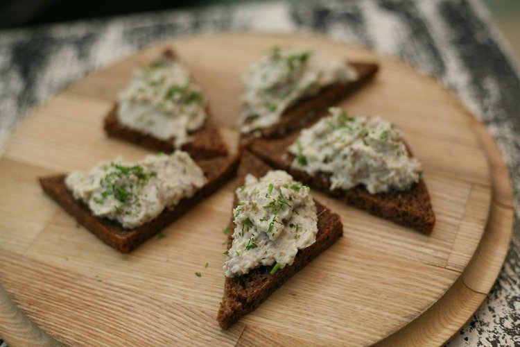 Nie ma lepszego dodatku do kanapek. Obłędna pasta jajeczna z kiszonym ogórkiem i aromatycznym ziołem