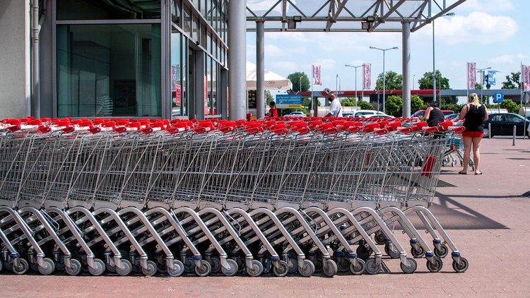 Co najbardziej opłaca się kupować w hipermarketach. Na czym zaoszczędzimy? Analiza