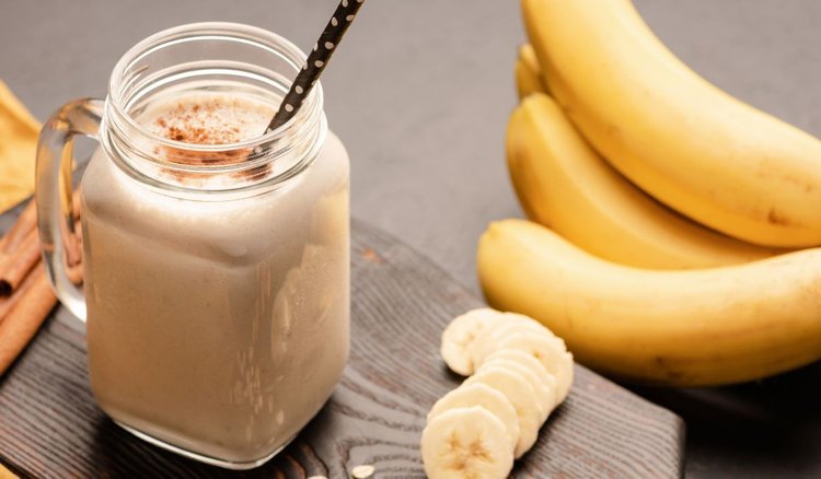 Koktajl z bananem i płatkami. Ekspresowy sposób na pożywne śniadanie